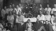 Kriegsverletzte Soldaten feiern Weihnachten 1944