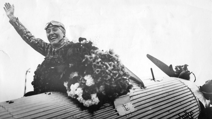 Marga von Etzdorf in ihrem Flugzeug