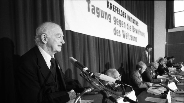 Linus Pauling bei einer Tagung