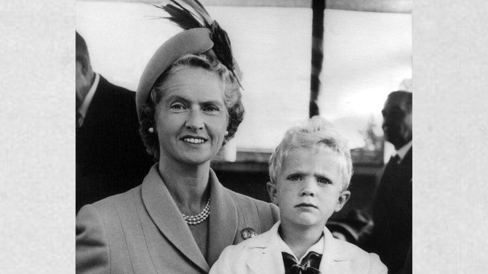 Die Witwe von Erbprinz Gustaf Adolf von Schweden, Sibylla Prinzessin von Sachsen-Coburg und Gotha, mit ihrem Sohn Prinz Carl Gustaf am 12.9.1949 bei einer Hundeschau im Kennel Club in Stockholm.