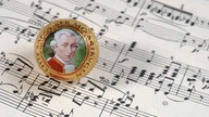  Mozartkugel auf Notenblatt