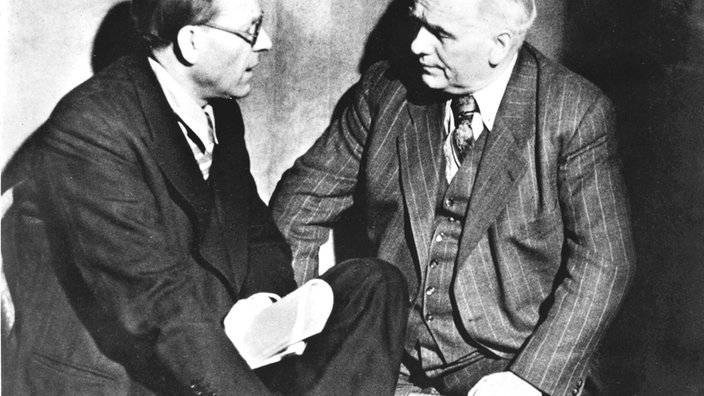 Otto Grotewohl (SPD) und Wilhelm Pieck (KPD) (r.) in einer Pause des SED-Vereinigungsparteitags 1946