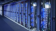 Netzwerkschränke mit Server-Racks in einem Rechenzentrum