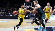 Sterling Brown (links) von Alba Berlin im Duell mit Till Pape von den Telekom Baskets Bonn.