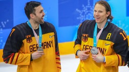 Christian Ehrhoff (r.) feiert 2018 mit der deutschen Eishockey-Nationalmannschaft die Olympische Silbermedaille