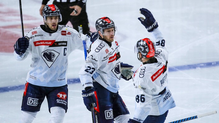 Die Spieler des ERC Ingolstadt jubeln nach einem Treffer gegen die Kölner Haie