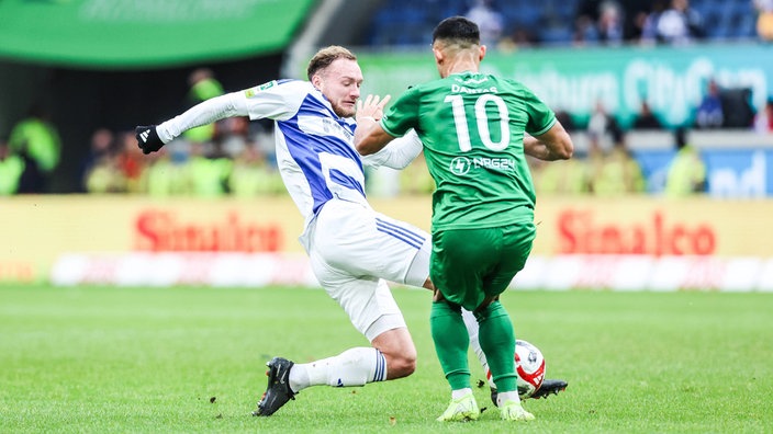 Florian Egerer vom MSV Duisburg attackiert einen Spieler des FC Gütersloh