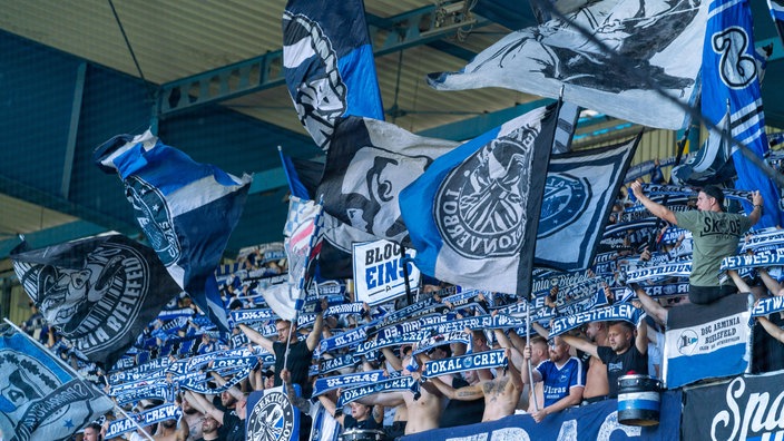 Fans von Arminia Bielefeld bei einem Heimspiel.