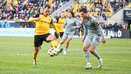 Viktoria Kölns Benedict Sticker im Zweikampf mit Jakob Lemmer von Dynamo Dresden