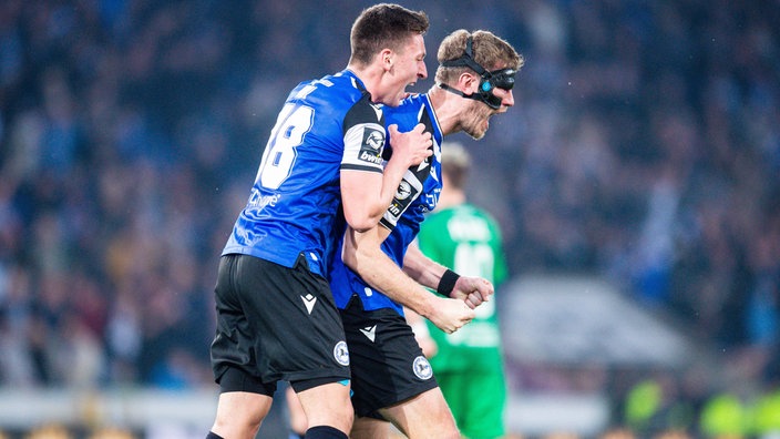 Marius Wörl (l.) und Fabian Klos von Arminia Bielefeld jubeln nach einem Treffer gegen den MSV Duisburg