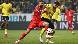 Luca Rumpf (Alemannia Aachen) attackiert Essens Ramien Safi (l.).