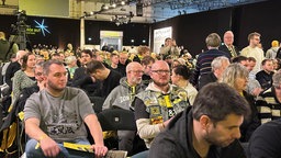 BVB-Mitglieder sitzen im Saal drei der Westfalenhallen, während der BVB-Mitgliederversammlung