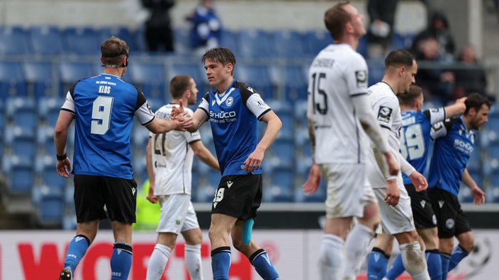 Bielefelds Fabian Klos (l-r) und Maximilian Großer feiern nach dem Treffer zum 1:1 im Spiel gegen Preußen Münster.