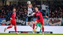 Verls Lars Lokotsch und Rostocks Alexander Rossipal im Kopfballduell