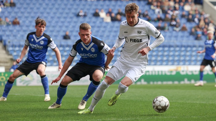 Bielefelds Leon Schneider im Kampf um den Ball mit Münsters Joel Grodowski