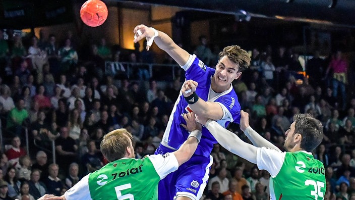 Julian Köster (Mitte) vom VfL Gummersbach im Spiel bei den Füchsen Berlin.