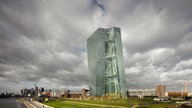 Europäische Zentralbank EZB steht im Bankenviertel in Frankfurt am Main.