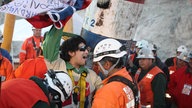 Geretteter Bergmann Richard Villarroel, im Hintergrund Rettungskapsel Fenix 