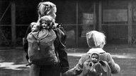 Kinder auf dem Weg zum Flugzeug, Berlin 1945, Luftbrücke