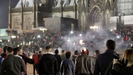 Zahlreiche Menschen in der Silvesternacht 2015 auf dem Vorplatz des Kölner Hauptbahnhofs