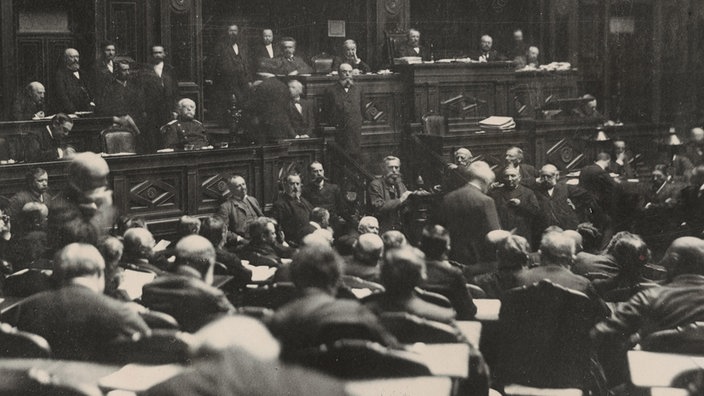 Deutscher Reichstag 1871: Blick in den alten Reichstagssaal in der Leipziger Straße in Berlin, oben links sitzend Reichskanzler Otto von Bismarck