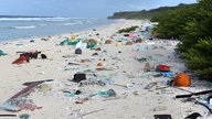 Plastikmüll am Strand der Insel Henderson im Südost-Pazifik