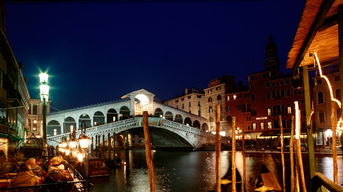 Rialto-Brücke in Venedig bei Nacht