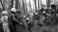 Bei der Räumung des Hüttendorfs der Startbahn-West-Gegner am 02.11.1981 gehen Polizisten mit Stöcken vor