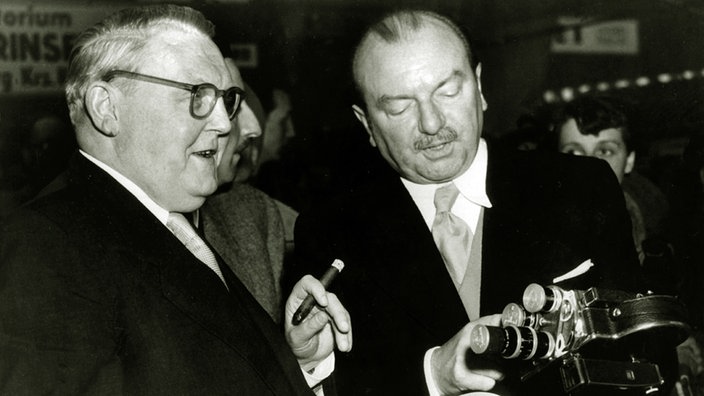 Ludwig Erhard (li.) und Bruno Uhl auf der Photokina