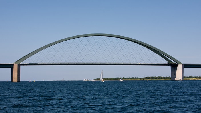 Bogen der Fehmarnsundbrücke vor blauem Himmel	