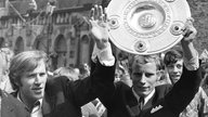 Günter Netzer, Berti Vogts mit der Meisterschale