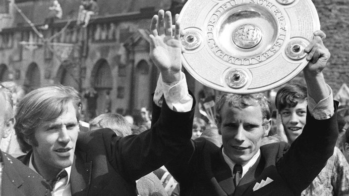 Günter Netzer, Berti Vogts mit der Meisterschale