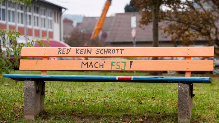 Eine Bank mit fer Aufschrift "Red keinen Schrott, mach FSJ"