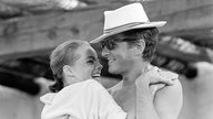 Romy Schneider umarmt Ehemann Harry Meyen