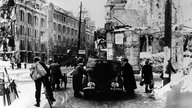 Straßenszene im winterlichen Berlin der Nachkriegszeit 1947