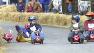 Kinder beim Bobby-Car-Rennen