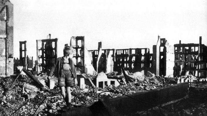 Ein kleiner Junge zwischen Trümmern und Hausruinen in Hamburg (Aufnahme von 1946)