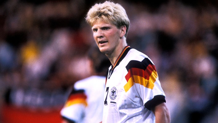 Stefan Effenberg im Nationalmannschaftstrikot bei Länderspiel