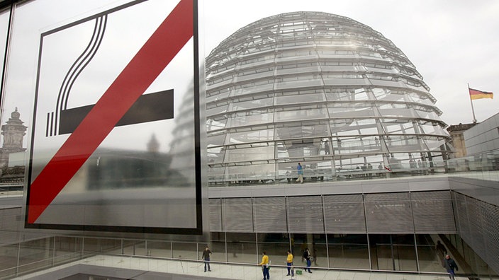 Rauchverbotshinweis an Scheibe, dahinter Reichstagskuppel