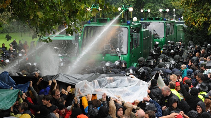 Wasserwerfer-Einsatz gegen Demonstranten im Schlossgarten Stuttgart am 30.09.2010