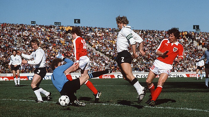 DFB-Kapitän Berti Vogts bei Eigentor gegen Österreich bei WM 1978