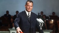 Willy Brandt drückt symbolisch einen roten Knopf