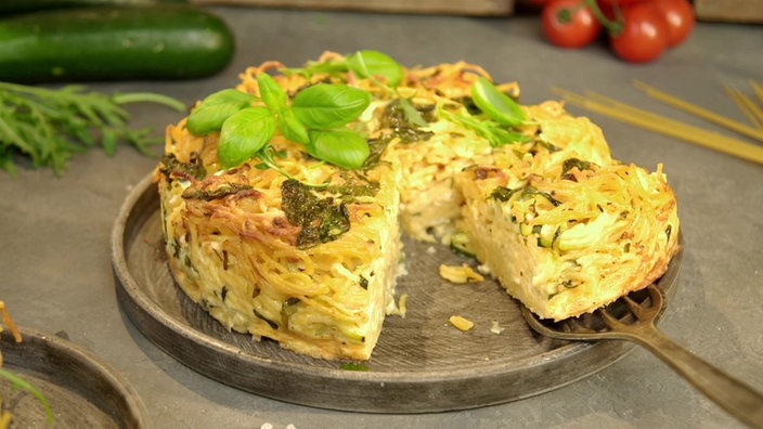 Das Bild zeigt die fertige Spaghetti-Zucchini-Torte angeschnitten.