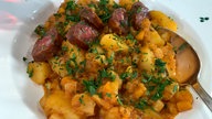 Kartoffelgulasch mit Wurstscheiben in einem Teller