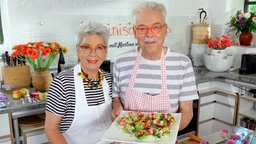 Martina und Moritz präsentieren in ihrer Küche rheinische Tapas