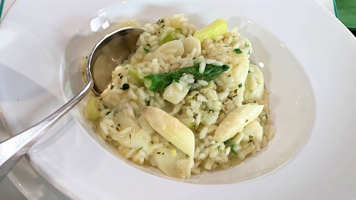 Spargelrisotto in einem Teller angerichtet