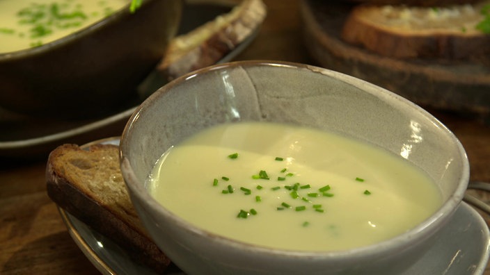 Das Bild zeigt das Blumenkohl-Kohlrabi-Süppchen mit Röstbrot.