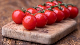 Tomaten auf einem Holzbrett.