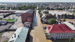 Eine Stadt steht unter Wasser.