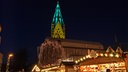 Beleuchteter Dom beim Weihnachtsmarkt in Paderborn